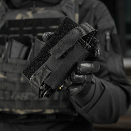 M-Tac Tourniquet Pouch Elastisk VELCRO Gen.II i svart design, festet på taktisk vest. Cordura 500D-konstruksjon for holdbarhet.