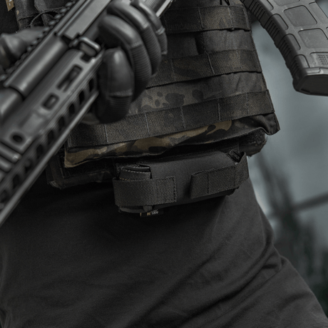 M-Tac Tourniquet Pouch elastisk VELCRO Gen.II festet under plate carrier.