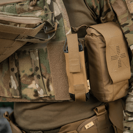 M-Tac Tourniquet Pouch Elastisk VELCRO Gen.II i bruk på taktisk vest med rask tilgang til C-A-T tourniquet, laget av Cordura 500D.