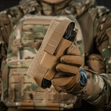 M-Tac Tourniquet Pouch Elastisk VELCRO Gen.II montert på taktisk vest med VELCRO-feste, enkel tilgang til C-A-T tourniquet.