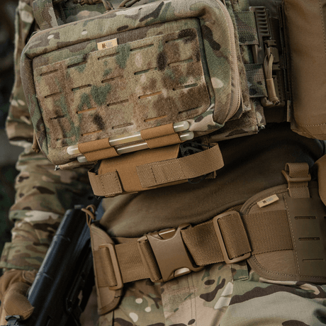 M-Tac Tourniquet Pouch Elastisk VELCRO Gen.II montert på taktisk utstyr i camouflage, rask tilgang til tourniquet.