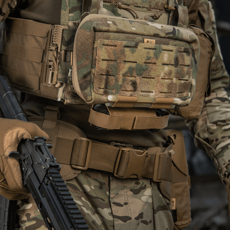 M-Tac Tourniquet Pouch Elastisk VELCRO Gen.II festet til taktisk utstyr i et militært oppsett.