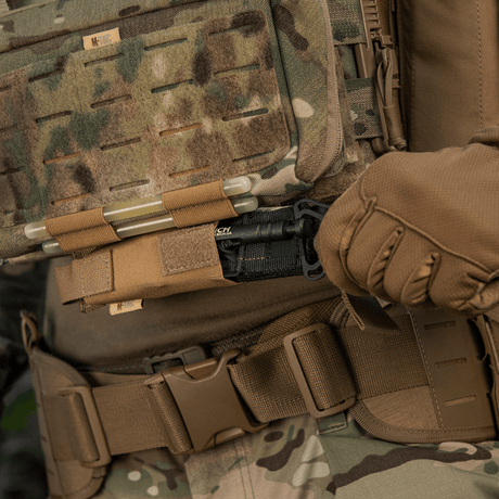 Taktisk M-Tac Tourniquet Pouch Elastisk VELCRO Gen.II montert på plate carrier med C-A-T tourniquet i Cordura 500D.