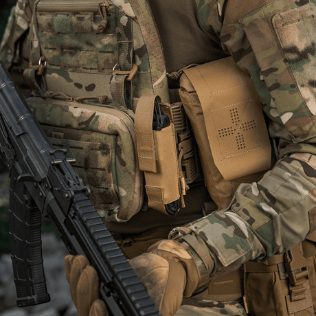 M-Tac Tourniquet Pouch Elastisk VELCRO Gen.II på en soldat med taktisk utstyr i camo-mønster.
