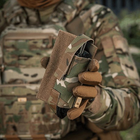 M-Tac Tourniquet Pouch Elastisk VELCRO Gen.II i camodetaljer, montert på taktisk vest for rask tilgang til C-A-T tourniquet.