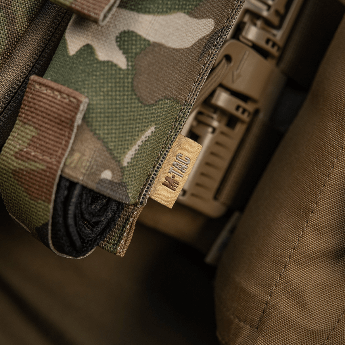 Nærbillede af M-Tac Tourniquet Pouch Elastisk VELCRO Gen.II i camo mønster, lavet af Cordura 500D, fastgjort med Texcel-seler.