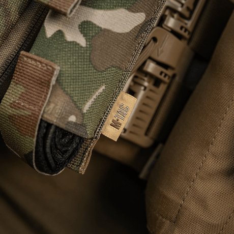 Nærbilde av M-Tac Tourniquet Pouch Elastisk VELCRO Gen.II i camo-mønster, laget av Cordura 500D, festet med Texcel-seler.