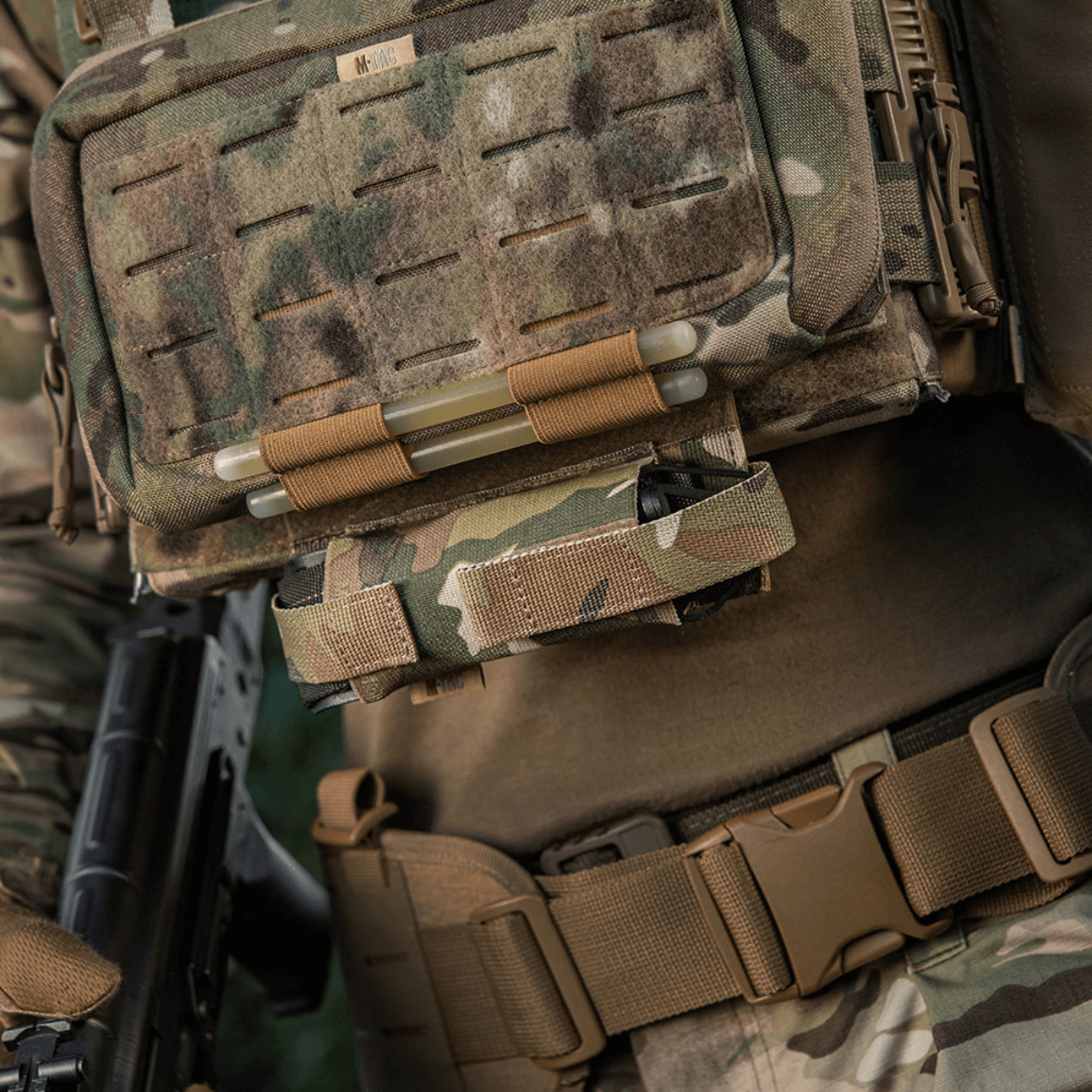 M-Tac Tourniquet Pouch Elastisk VELCRO Gen.II fastgjort under plate carrier på taktisk udstyr, robust Cordura 500D materiale.
