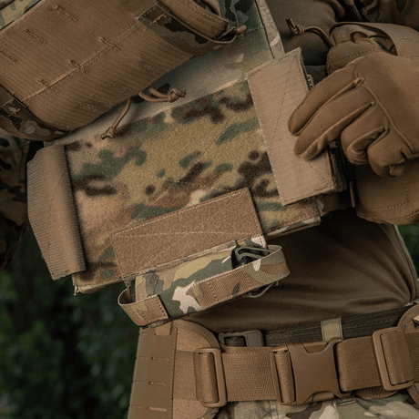 M-Tac Tourniquet Pouch Elastisk VELCRO Gen.II montert på taktisk utstyr for rask tilgang til C-A-T tourniquet i kampmiljøer.