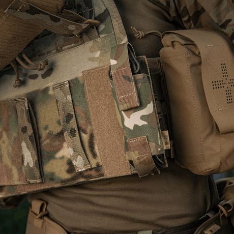 M-Tac Tourniquet Pouch Elastisk VELCRO Gen.II montert på taktisk vest med camo-mønster.
