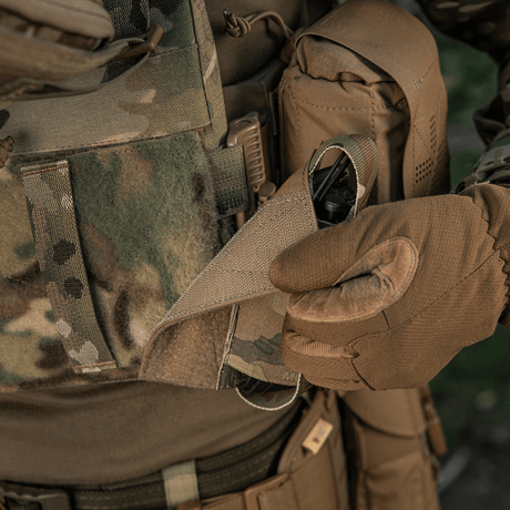 M-Tac Tourniquet Pouch Elastisk VELCRO Gen.II i bruk under en taktisk situasjon.