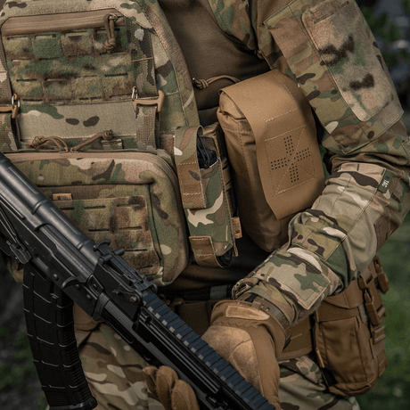 M-Tac Tourniquet Pouch Elastisk VELCRO Gen.II på taktisk vest i camouflage, i bruk.