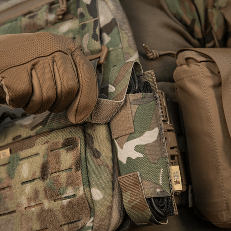 M-Tac Tourniquet Pouch Elastisk VELCRO Gen.II festet på camo-utstyr, rask tilgang, taktisk bruk.
