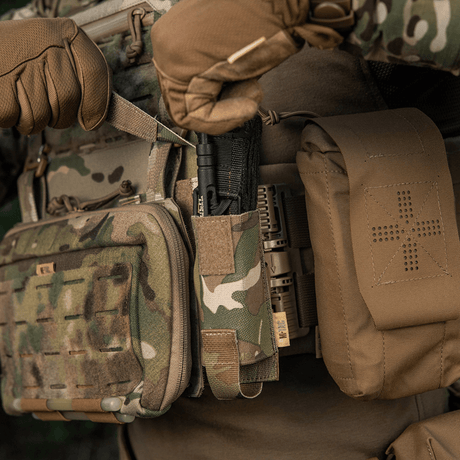M-Tac Tourniquet Pouch Elastisk VELCRO Gen.II med hurtig tilgangssystem festet på VELCRO-panel under plate carrier-flik.