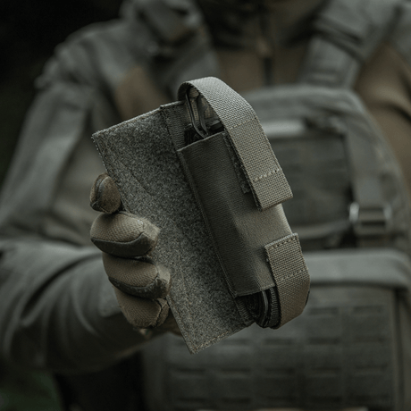M-Tac Tourniquet Pouch Elastisk VELCRO Gen.II på plate carrier med fast VELCRO-lukking. Taktisk design laget av Cordura 500D og Texcel-seler.