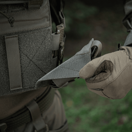 M-Tac Tourniquet Pouch Elastisk VELCRO Gen.II festet på VELCRO-panel, rask tilgang til tourniquet i taktisk situasjon.