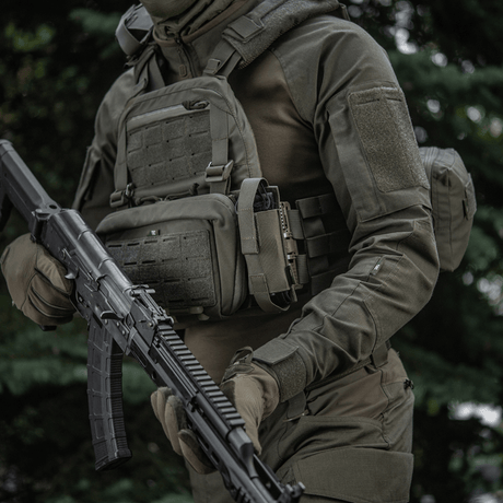 M-Tac Tourniquet Pouch Elastisk VELCRO Gen.II montert på taktisk vest for rask tilgang til C-A-T tourniquet.