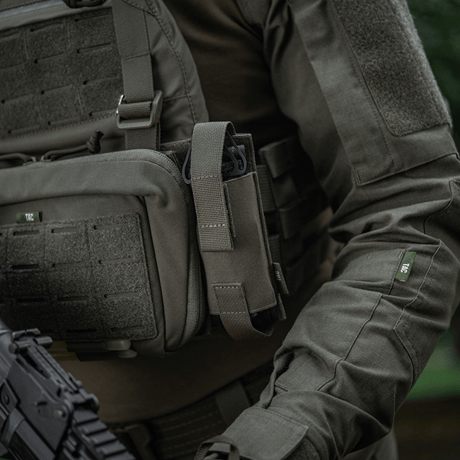M-Tac Tourniquet Pouch Elastisk VELCRO Gen.II festet til taktisk vest i bruk, laget av Cordura 500D og Texcel-seler for holdbarhet.