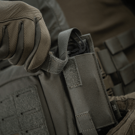 M-Tac Tourniquet Pouch Elastisk VELCRO Gen.II montert på taktisk vest med rask tilgang til tourniquet. Robust Cordura 500D.
