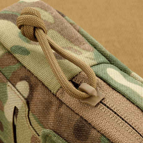 M-Tac PC Utility Pouch Elite med MOLLE-interface i 500D Cordura, detalj av glidelås og drenering. Perfekt for oppbevaring av småting. Mål: 13 x 6 x 3 cm.