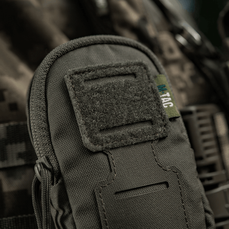 M-Tac PC Utility Pouch Elite med MOLLE-interface og Velcro-panel, 500D Cordura, nærbilde mot kamuflasjebakgrunn.