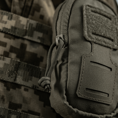 M-Tac PC Utility Pouch Elite i Cordura med MOLLE-interface og Velcro-panel på taktisk utstyr, ideell for oppbevaring av småting.