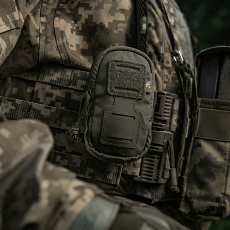 Soldat med M-Tac PC Utility Pouch Elite festet på MOLLE-system, allsidig Cordura-veske for småting i taktiske omgivelser.