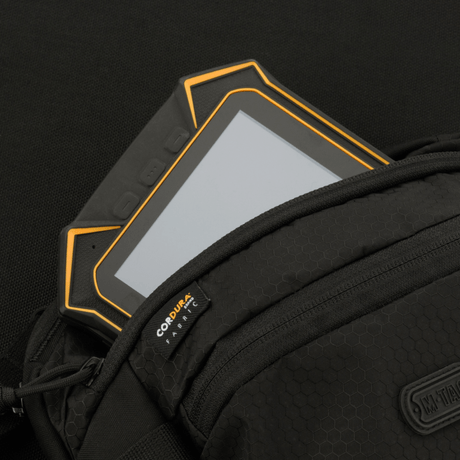 M-Tac Sphaera Hex Hardsling Bag i Cordura-stoff, viser rom for smarttelefon i kompakt design.