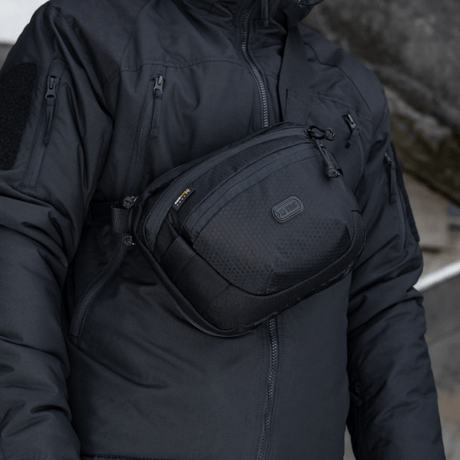 M-Tac Sphaera Hex Hardsling Bag båret som skulderveske. Kompakt design i Cordura/Hex polyester med modulsystem og skjult våpenrom.