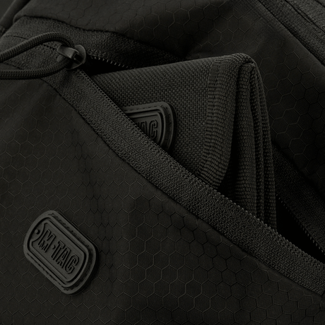 Nærbilde av M-Tac Sphaera Hex Hardsling Bag med glidelåskompartments og M-Tac-merke, laget av slitesterk Cordura/Hex polyester.