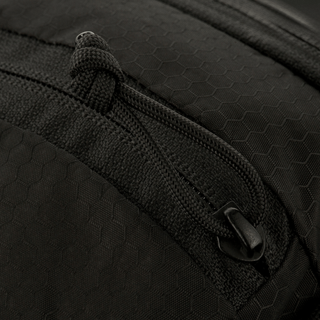 Nærbilde av glidelåskompartments på M-Tac Sphaera Hex Hardsling Bag med hexagonmønster i svart Cordura/Hex polyester.
