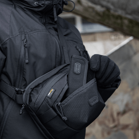 M-Tac Sphaera Hex Hardsling Bag båret av person, viser Cordura/Hex polyester-materiale og praktiske rom, kompakt og modulært design.