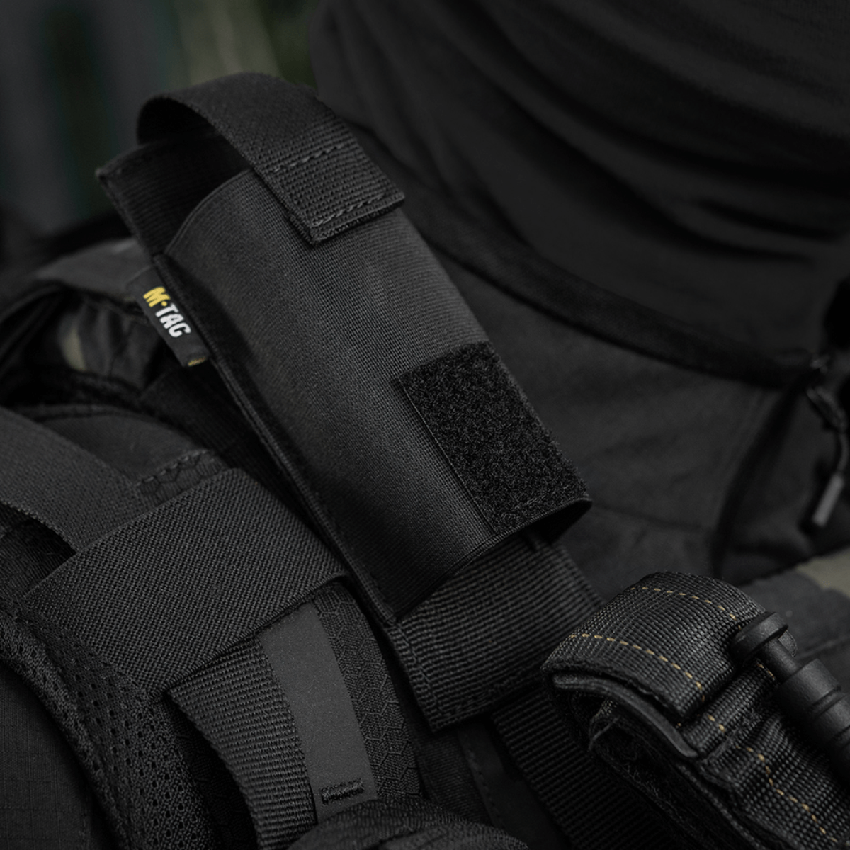 M-Tac Tourniquet Pouch Elastisk med MOLLE Gen.II i sort Cordura monteret på taktisk udstyr