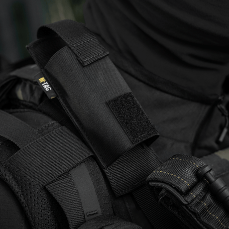 M-Tac Tourniquet Pouch Elastisk med MOLLE Gen.II i svart Cordura montert på taktisk utstyr.