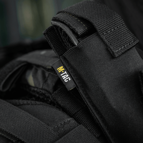 M-Tac Tourniquet Pouch Elastisk med MOLLE Gen.II i svart Cordura-stoff, festet til utstyr med MOLLE-system.