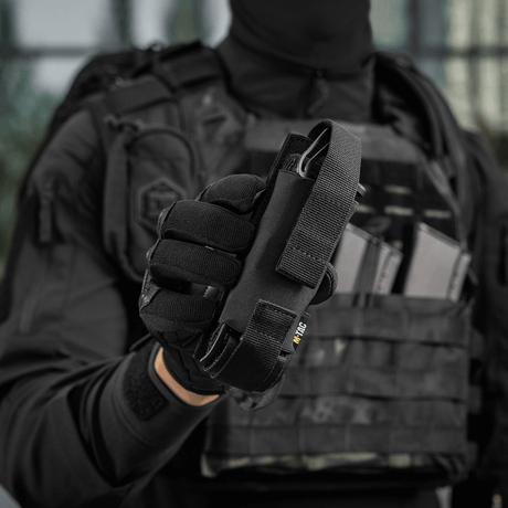 M-Tac Tourniquet Pouch Elastisk med MOLLE Gen.II i bruk, festet på taktisk vest for rask tilgang og sikker oppbevaring av tourniquet.