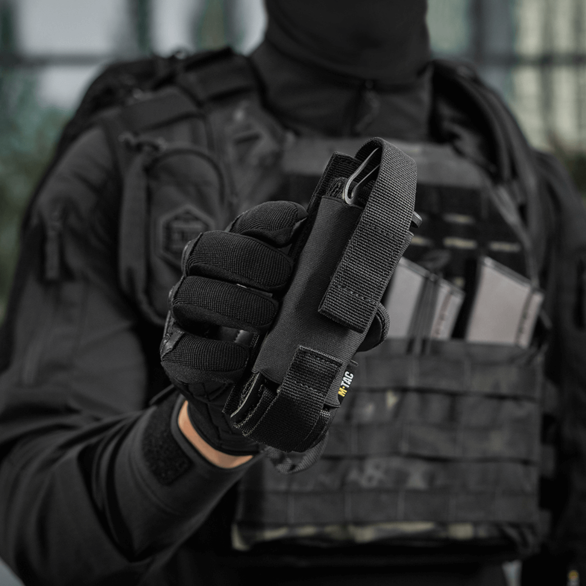 M-Tac Tourniquet Pouch Elastisk med MOLLE Gen.II i brug, fastgjort på taktisk vest for hurtig adgang og sikker opbevaring af tourniquet.