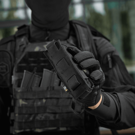 M-Tac Tourniquet Pouch Elastisk med MOLLE Gen.II i bruk, holdt av person iført taktisk utstyr, gir rask tilgang.