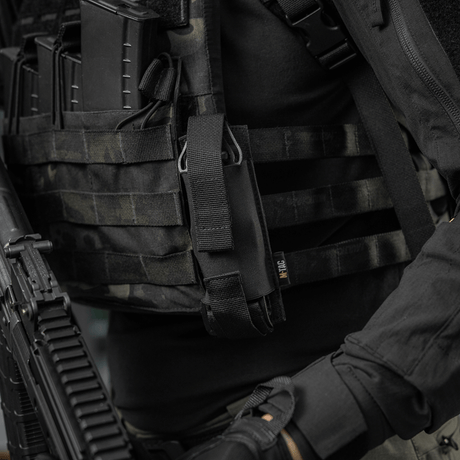 M-Tac Tourniquet Pouch Elastisk med MOLLE Gen.II festet til taktisk utstyr, laget av slitesterkt Cordura Squadron-materiale.