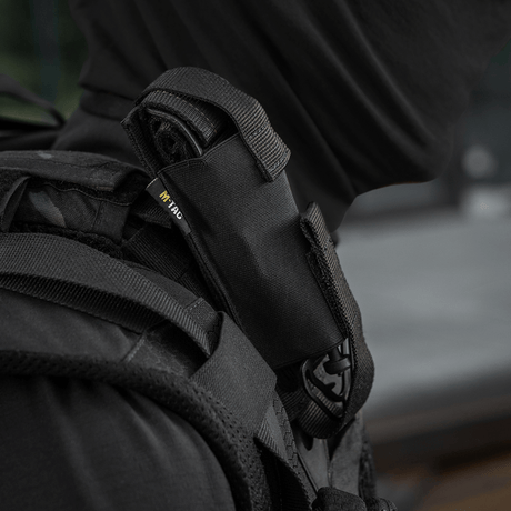 M-Tac Tourniquet Pouch Elastisk med MOLLE Gen.II montert på ryggsekk for rask og sikker oppbevaring av tourniquet.