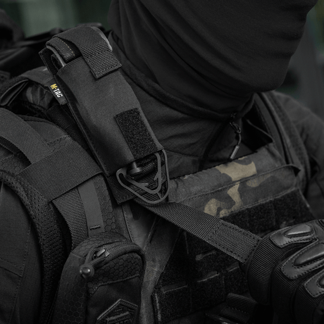 M-Tac Tourniquet Pouch Elastisk med MOLLE Gen.II, festet på taktisk vest, laget av Cordura Squadron, sikret med elastikk og MOLLE-system.