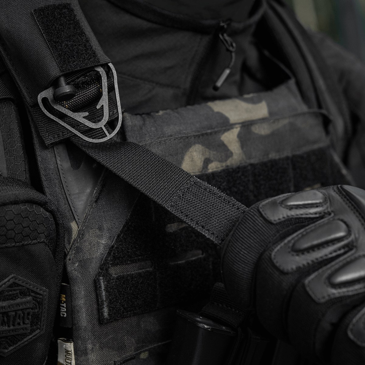 M-Tac Tourniquet Pouch Elastisk med MOLLE Gen.II på taktisk vest i brug.