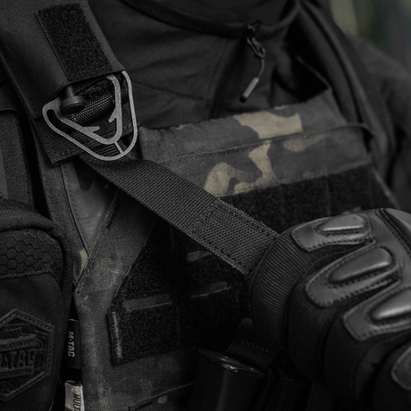 M-Tac Tourniquet Pouch Elastisk med MOLLE Gen.II på taktisk vest i bruk.
