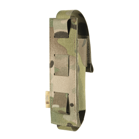 M-Tac Tourniquet Pouch Elastisk med MOLLE Gen.II i kamuflasjedesign, sett fra siden for rask tourniquet-tilgang.