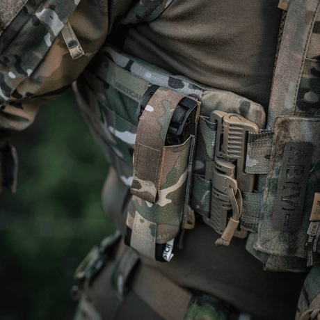 M-Tac Tourniquet Pouch Elastisk med MOLLE Gen.II monteret på utstyr i kamuflasje, sikret med elastikk og Cordura-søm.