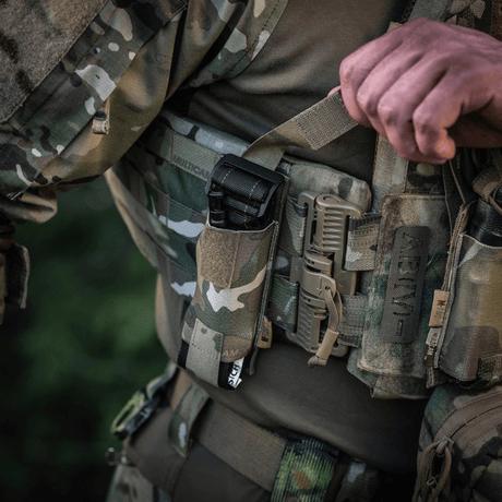 M-Tac Tourniquet Pouch Elastisk med MOLLE Gen.II festet på taktisk vest i kamuflasje.