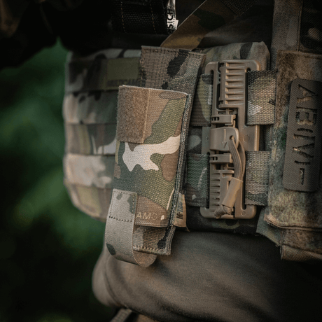 M-Tac Tourniquet Pouch Elastisk med MOLLE Gen.II festet til utstyr med kamuflasjedesign.