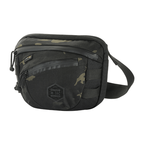 M-Tac Sphaera Hex Hardsling Taske Gen.II Elite i svart og kamuflasje, taske i Cordura med justerbar rem og glidelåslommer.