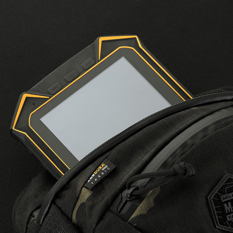 M-Tac Sphaera Hex Hardsling Taske Gen.II Elite med en enhet i glidelåslomme, laget av holdbar Cordura.