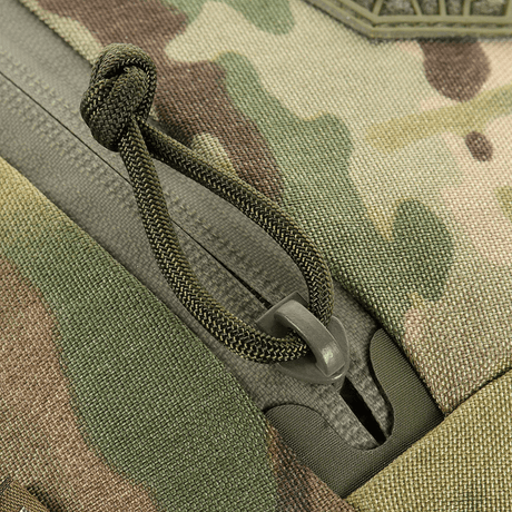 Nærbilde av M-Tac Sphaera Hex Hardsling Taske Gen.II Elite med camo-design og glidelåslukking.
